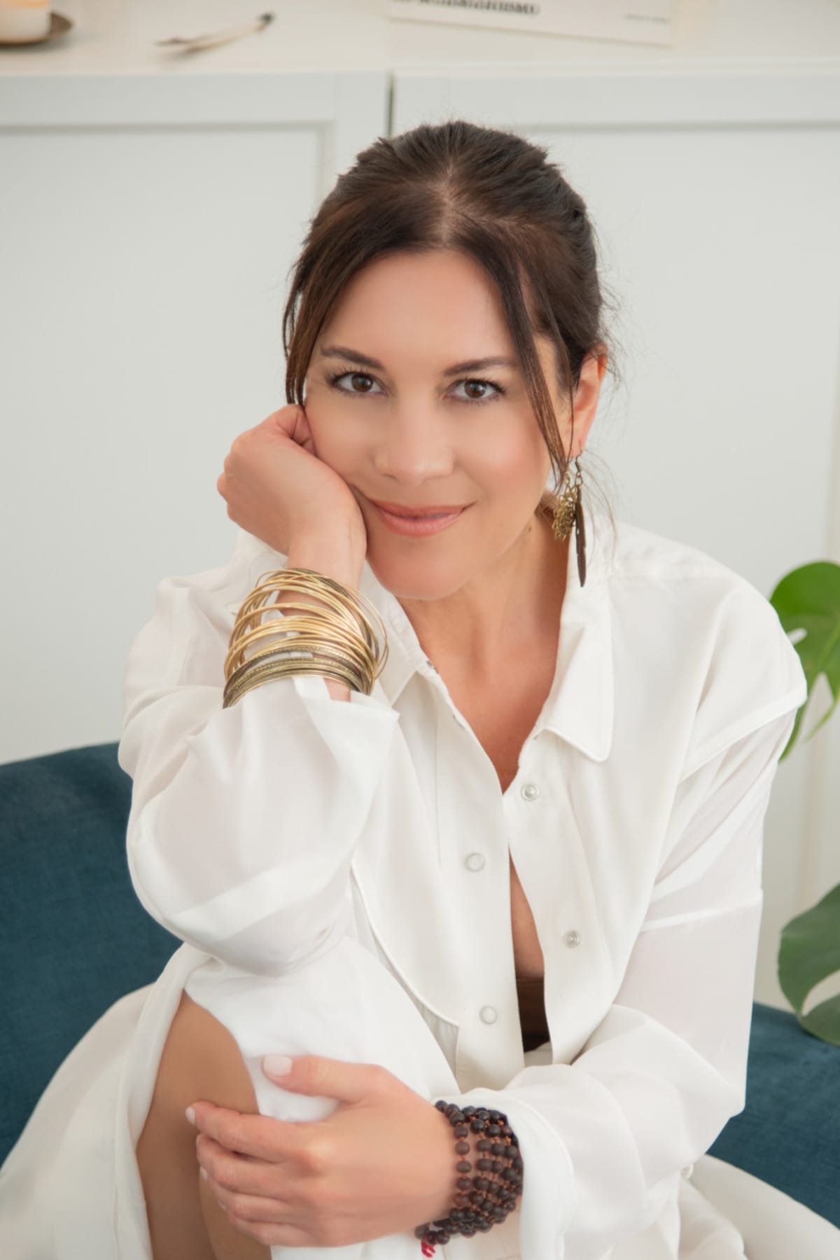 Psicoterapeuta transpersonale su poltrona blu in studio