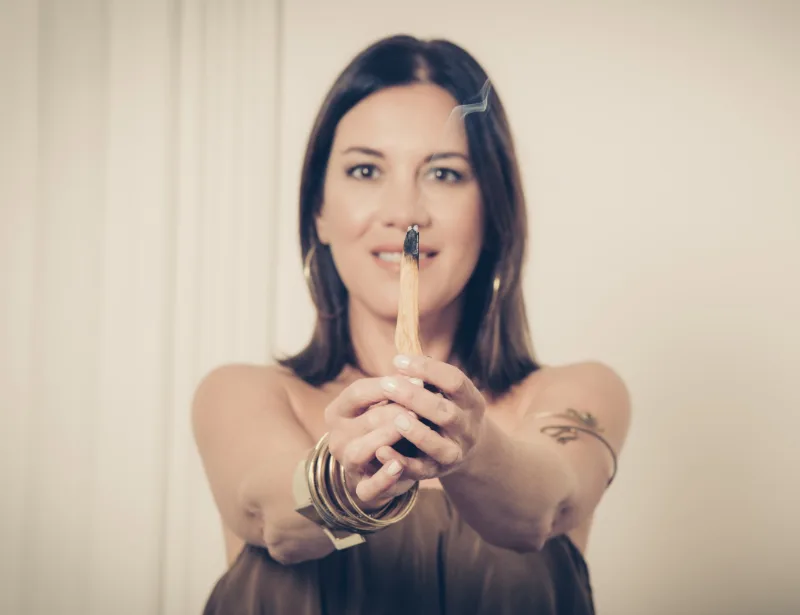 Psicoterapeuta transpersonale che defuma con palo santo