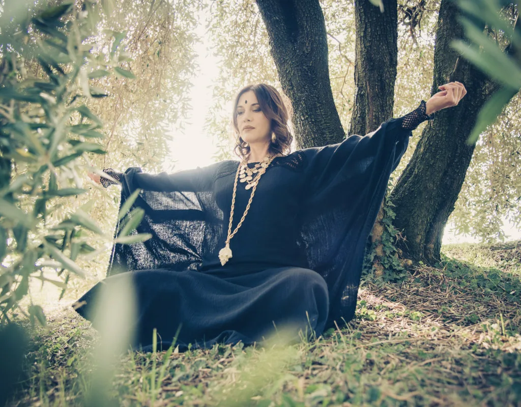 Psicoterapeuta transpersonale che impugna  dorje o vajra