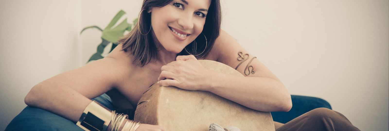 Francesca Gastaldi abbraccia il suo tamburo sciamanico