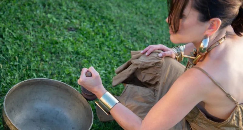 Francesca Gastaldi suona la campana tibetana - psicologia transpersonale