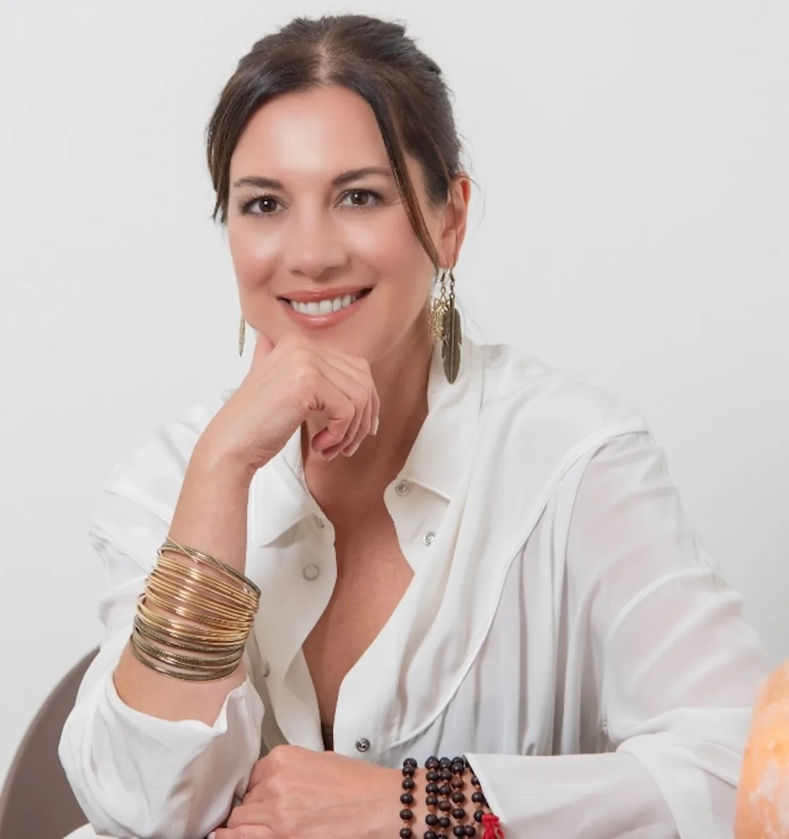 Psicoterapeuta transpersonale che sorride seduta alla scrivania con dorje e candele