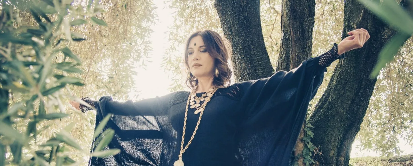 Francesca Gastaldi con in mano il dorje, sigillo della mistica buddista